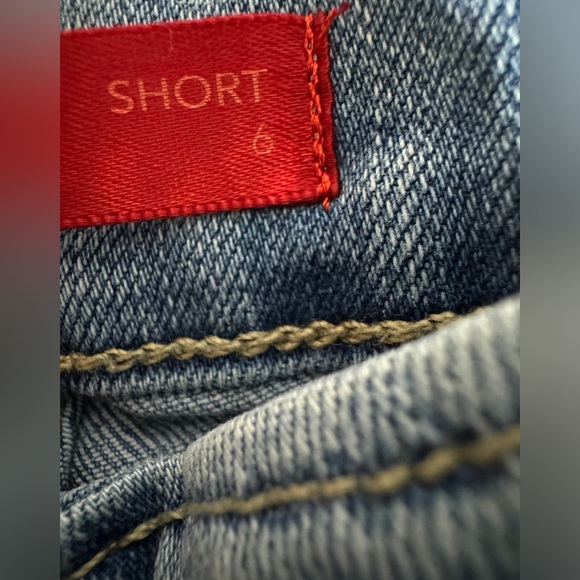 💙 Jennifer Lopez Distressed Shorts - Picture 4 of 8